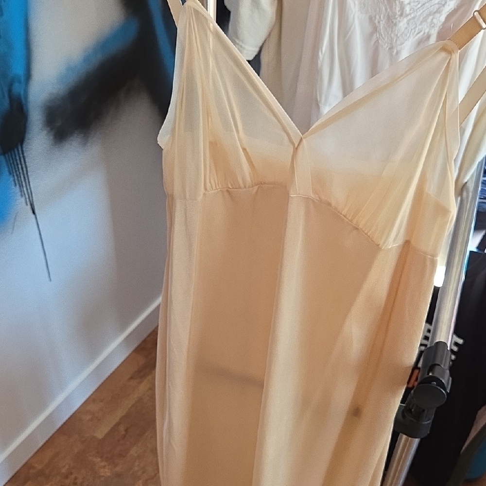 Le Voys Long Cream Slip..vintage..